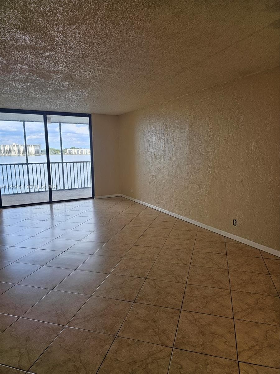 Lake Emerald · #409 in Oakland Park - Photo 4