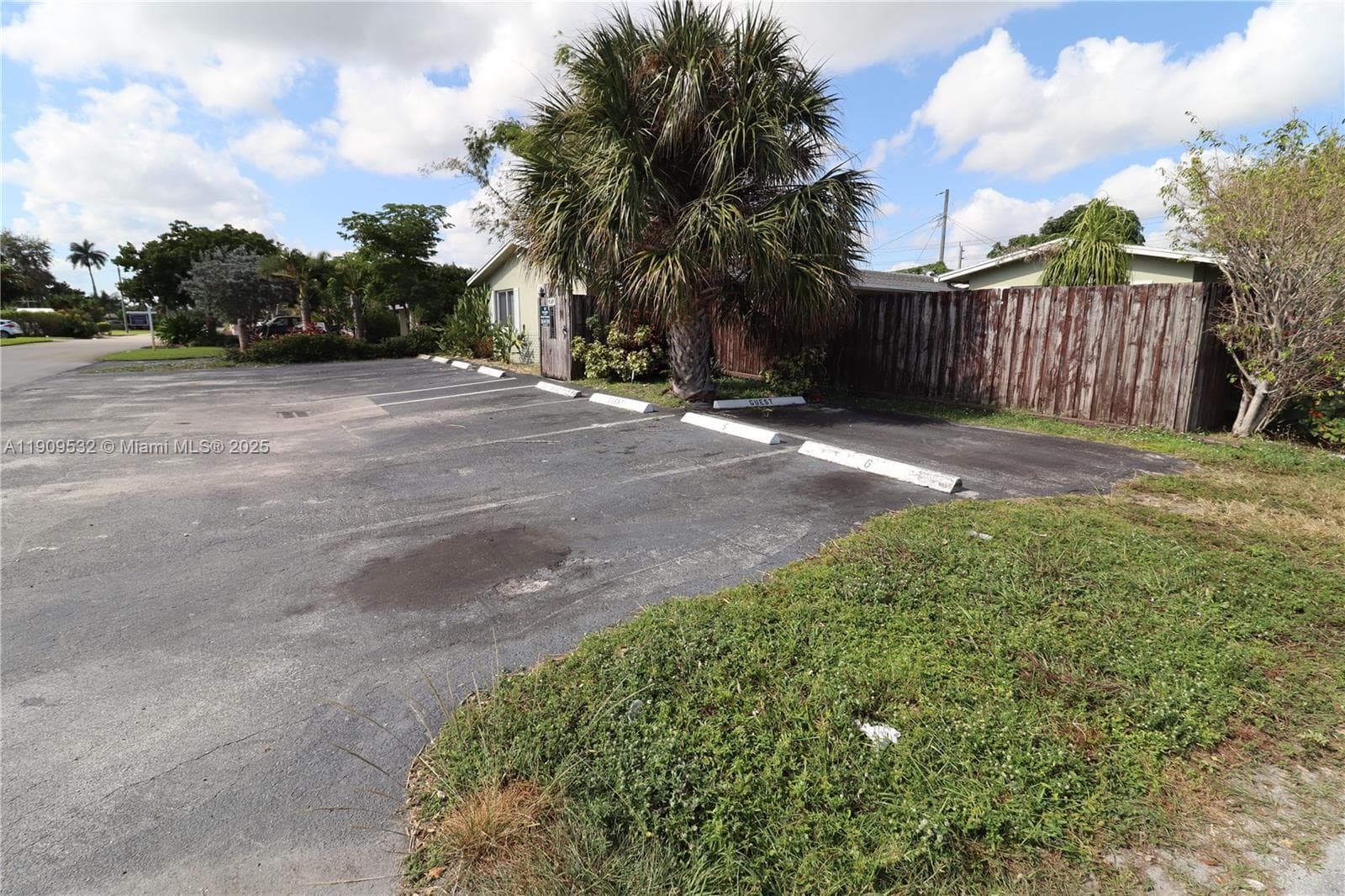 LLOYD ESTATES · #1 in Oakland Park - Photo 27