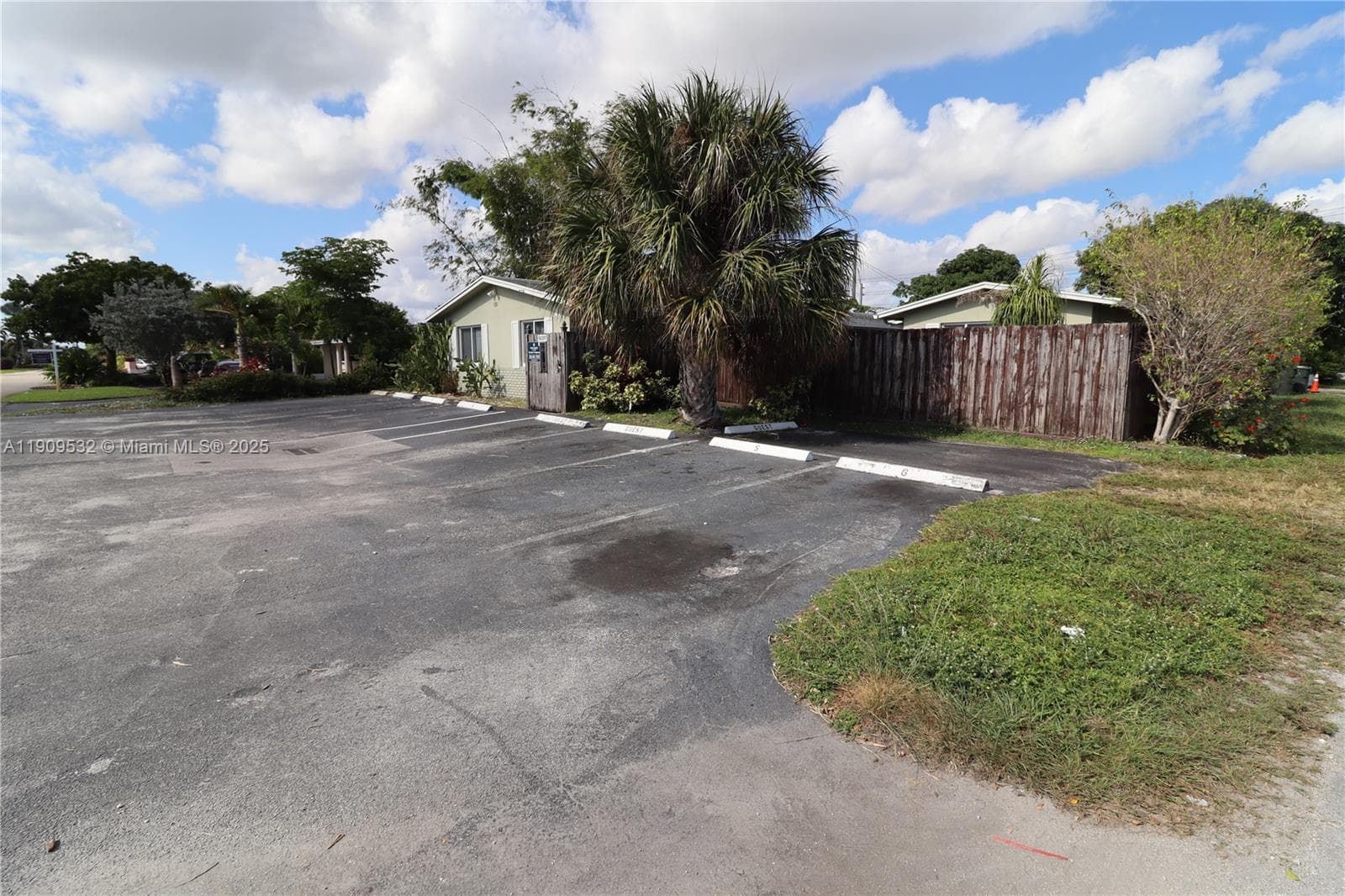 LLOYD ESTATES · #1 in Oakland Park - Photo 28