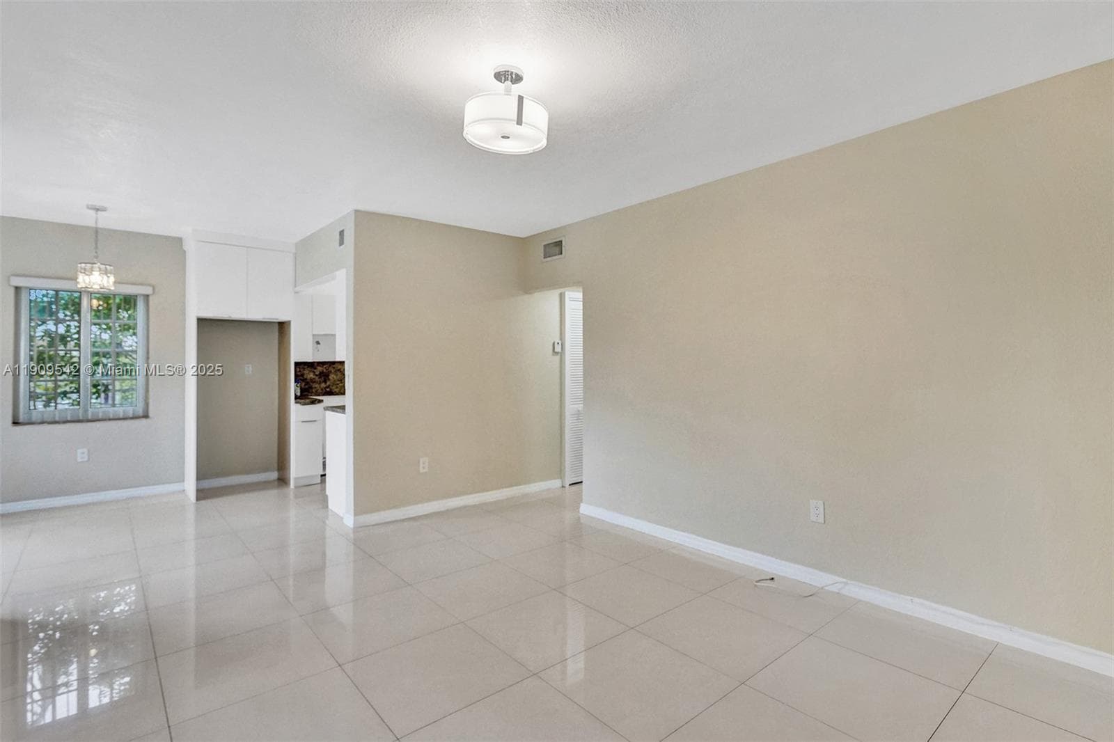 MARSEILLES CONDO · #15 in Miami Beach - Photo 2