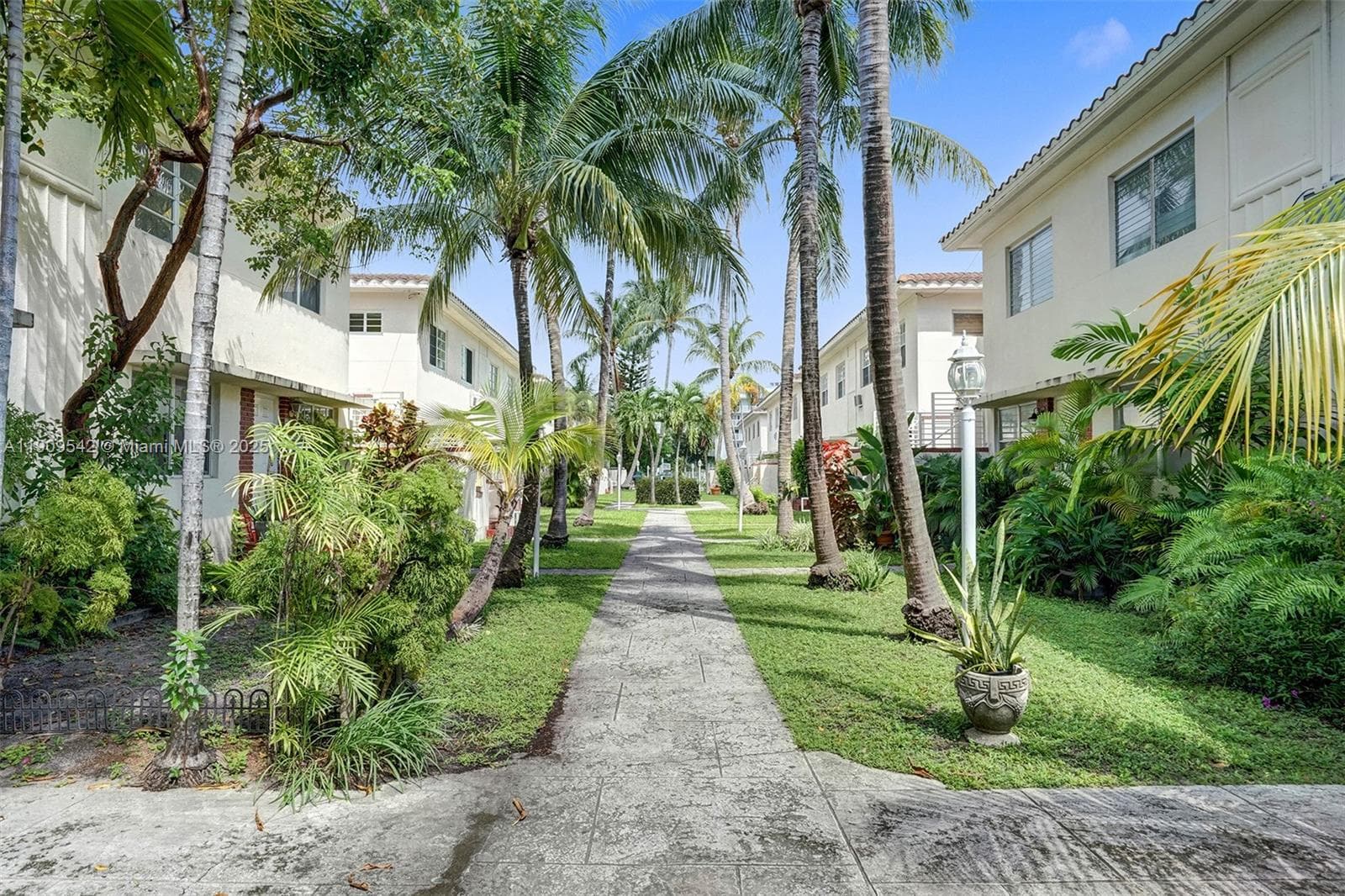 MARSEILLES CONDO · #15 in Miami Beach - Photo 11