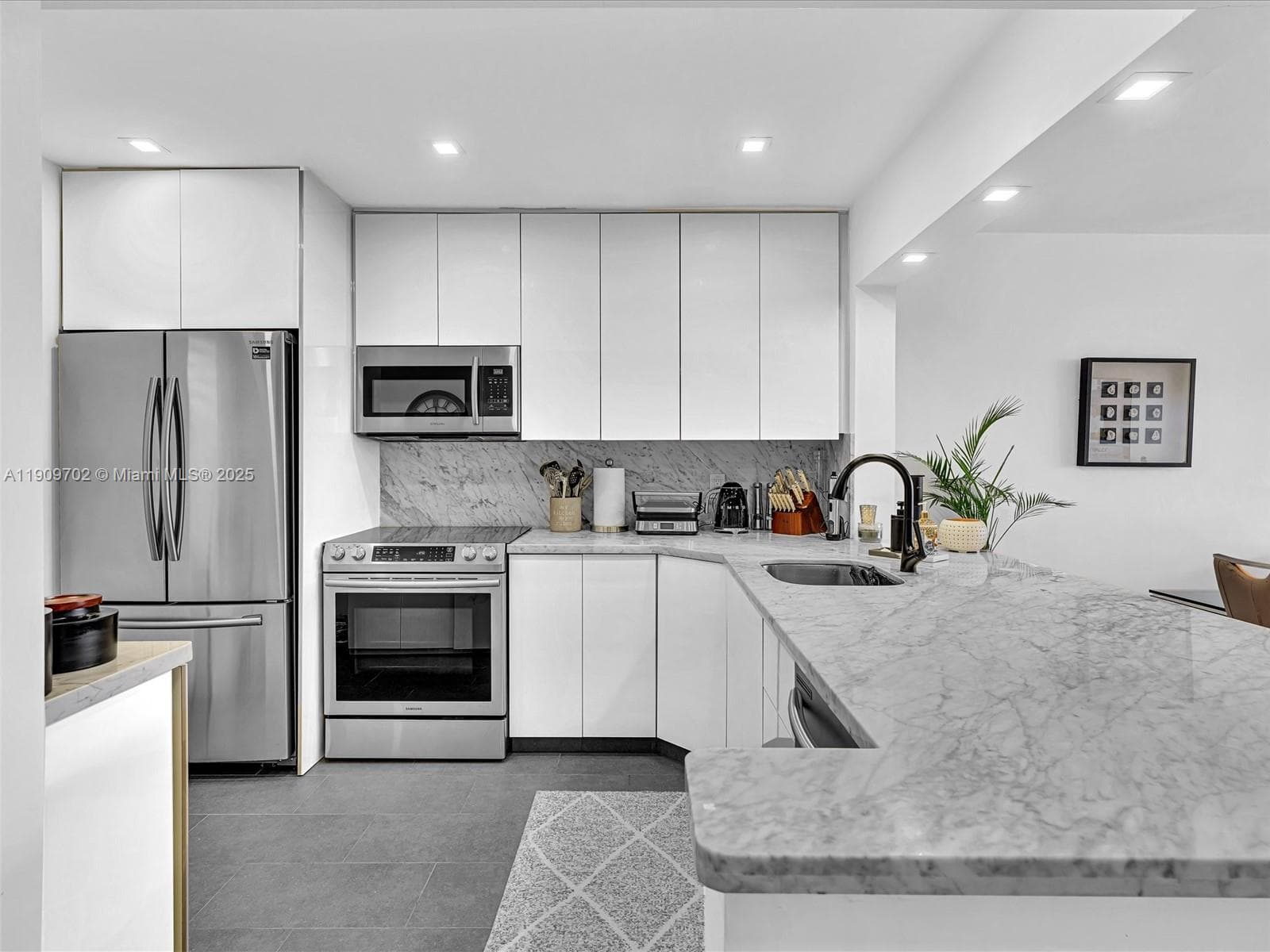 FIRST GULFSTREAM GARDEN · #403C in Hallandale Beach - Photo 12