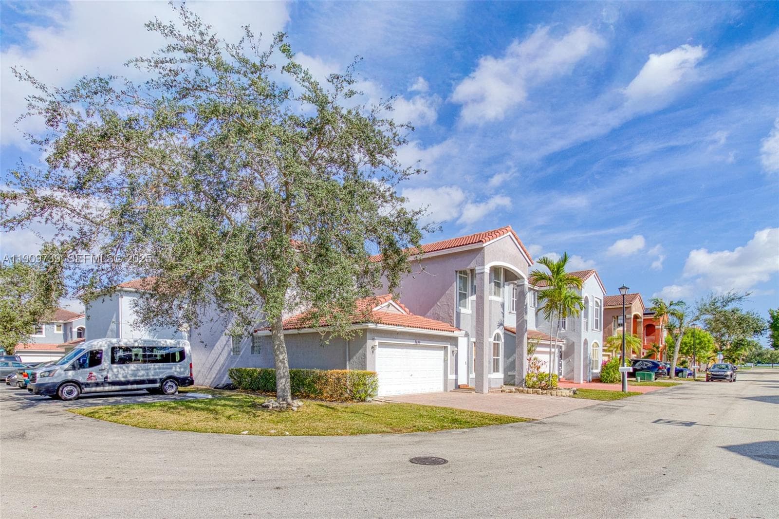 3839 SW 51st St photo 4
