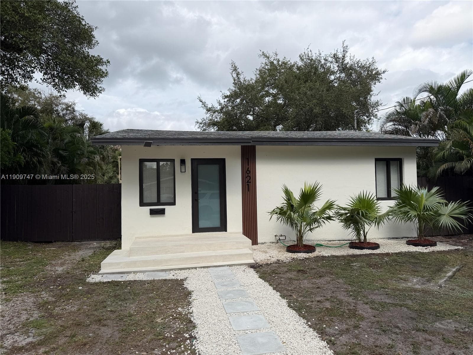 1621 SW 11th Ct photo 2