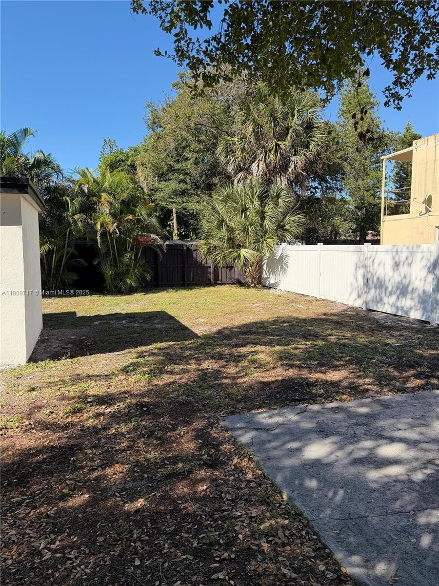 1621 SW 11th Ct photo 19