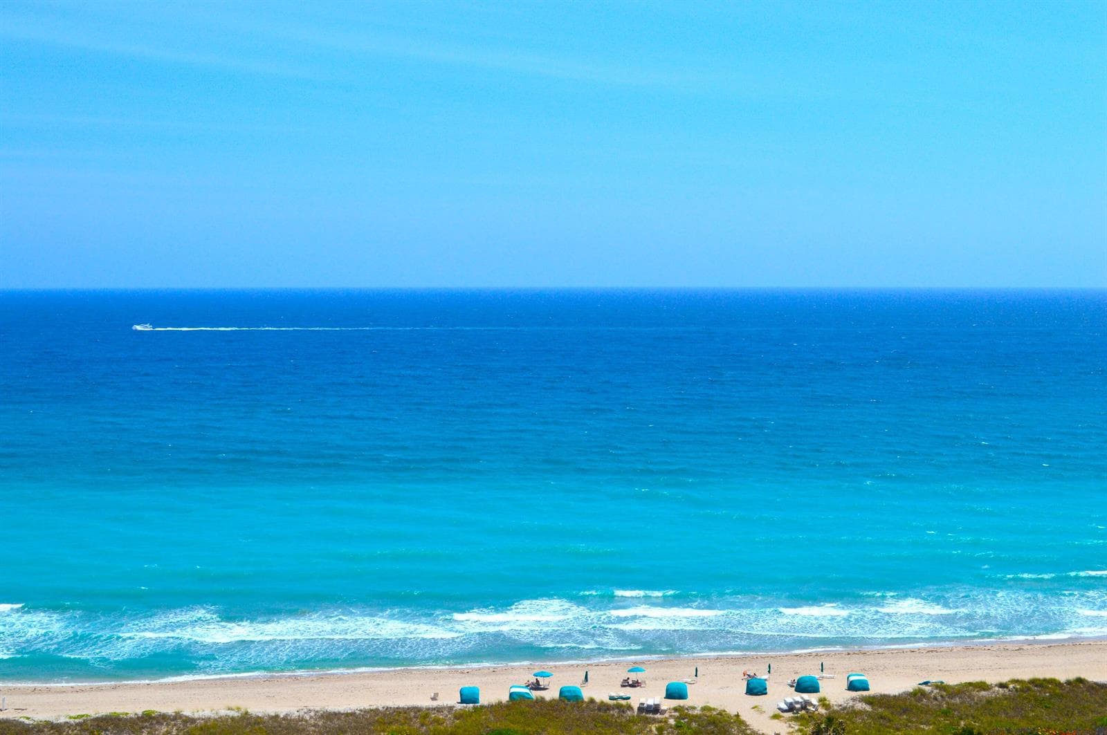 840ft of pristine private beaches