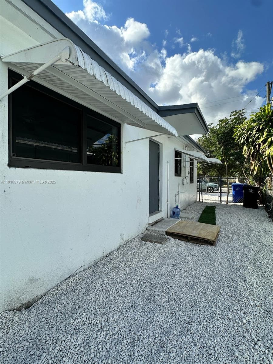 630 NW 14th Way photo 24