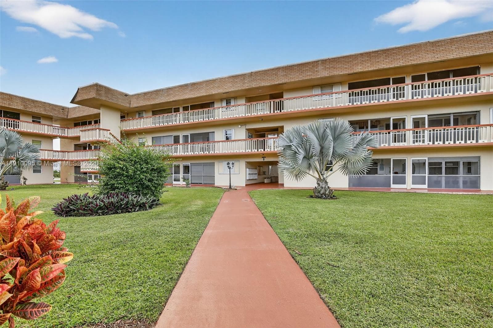 BEVERLY HILLS CONDO · #T218 in Hollywood - Photo 2