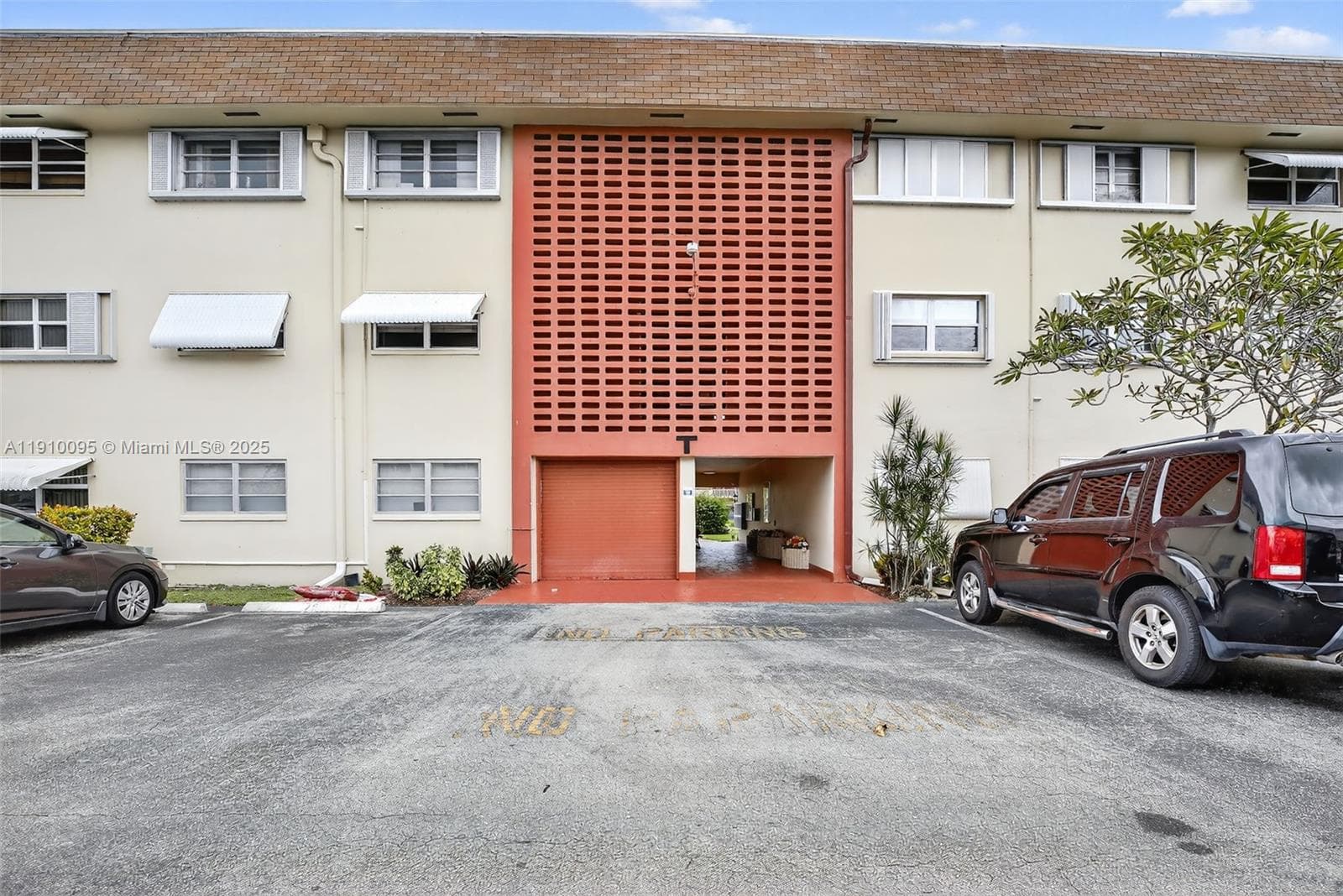 BEVERLY HILLS CONDO · #T218 in Hollywood - Photo 32