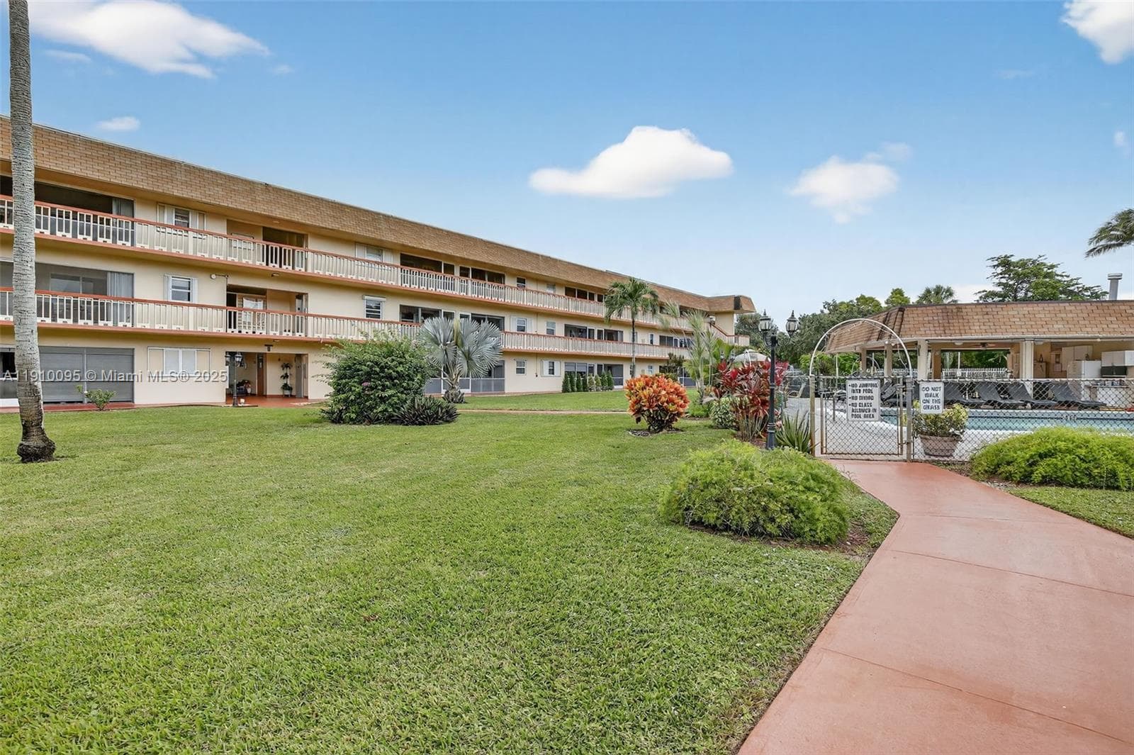 BEVERLY HILLS CONDO · #T218 in Hollywood - Photo 1
