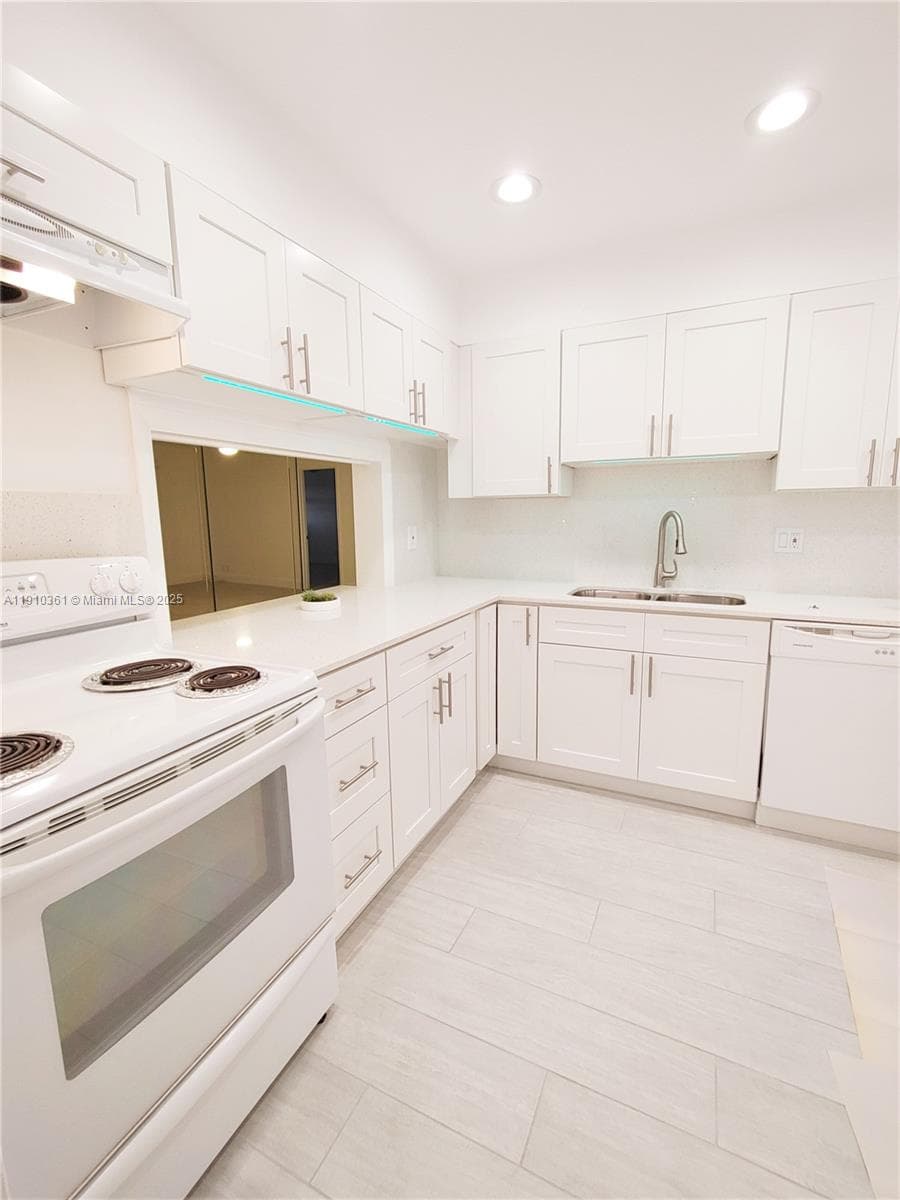 FIRST GULFSTREAM GARDEN · #307C in Hallandale Beach - Photo 16