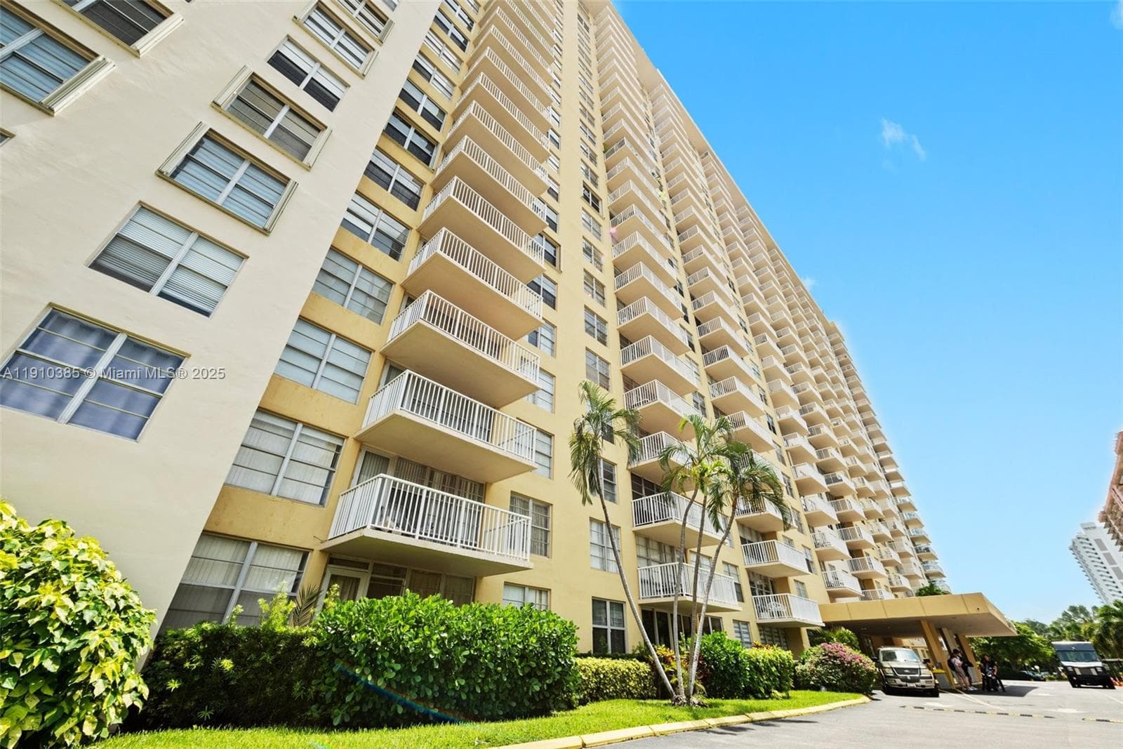 WINSTON TOWERS · #320 in Sunny Isles Beach - Photo 4