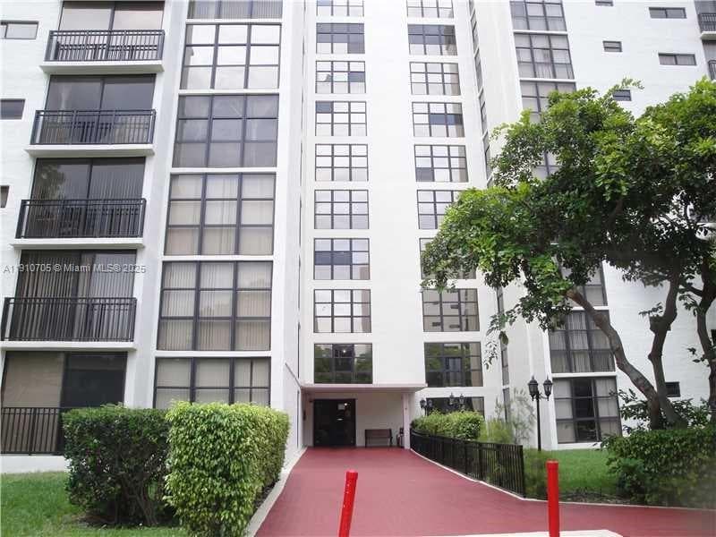 Plaza Of Americas Condo · #104 in Sunny Isles Beach - Photo 16