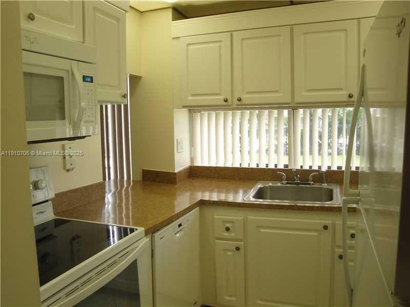 Plaza Of Americas Condo · #104 in Sunny Isles Beach - Photo 11