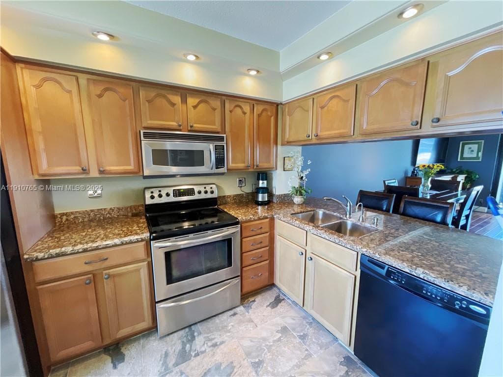 EVERGLADES CLUB CONDO · #606 in Fort Lauderdale - Photo 8
