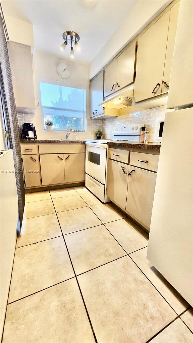 ELDORADO COUNTRY CLUB · #21A in Hallandale Beach - Photo 2