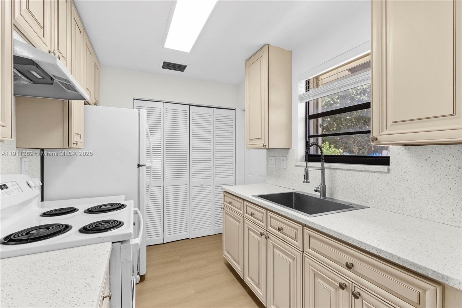 HOLLYWOOD ACRES · #5629 in Hollywood - Photo 7