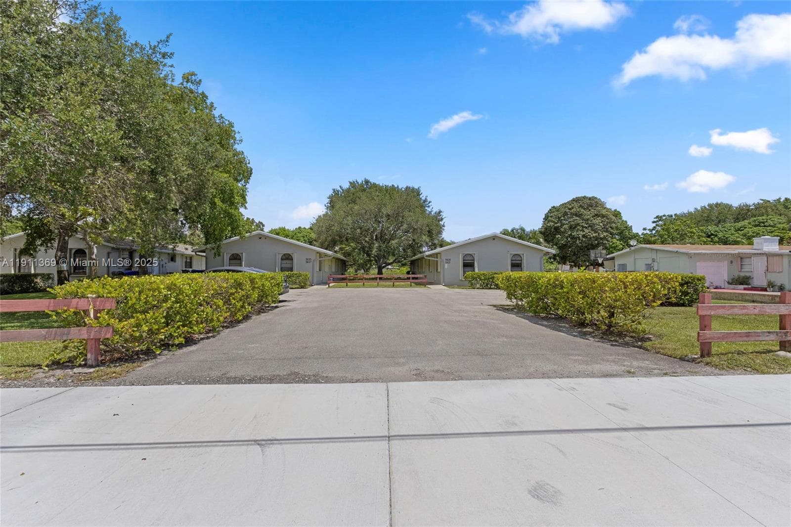 HOLLYWOOD ACRES · #5629 in Hollywood - Photo 1