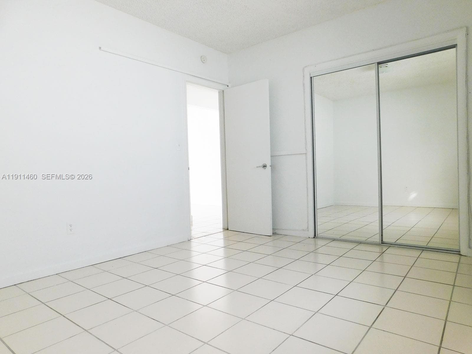 MARSEILLES DECO CONDO · #113 in Miami Beach - Photo 11