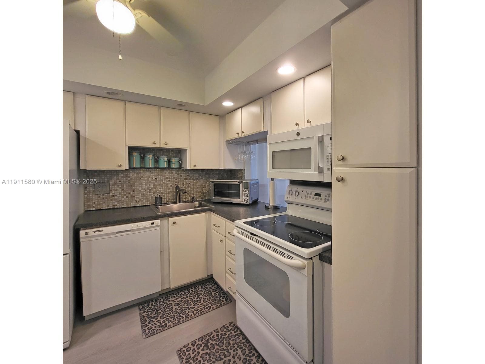 IMPERIAL TOWERS CONDO · #206 in Hallandale Beach - Photo 10