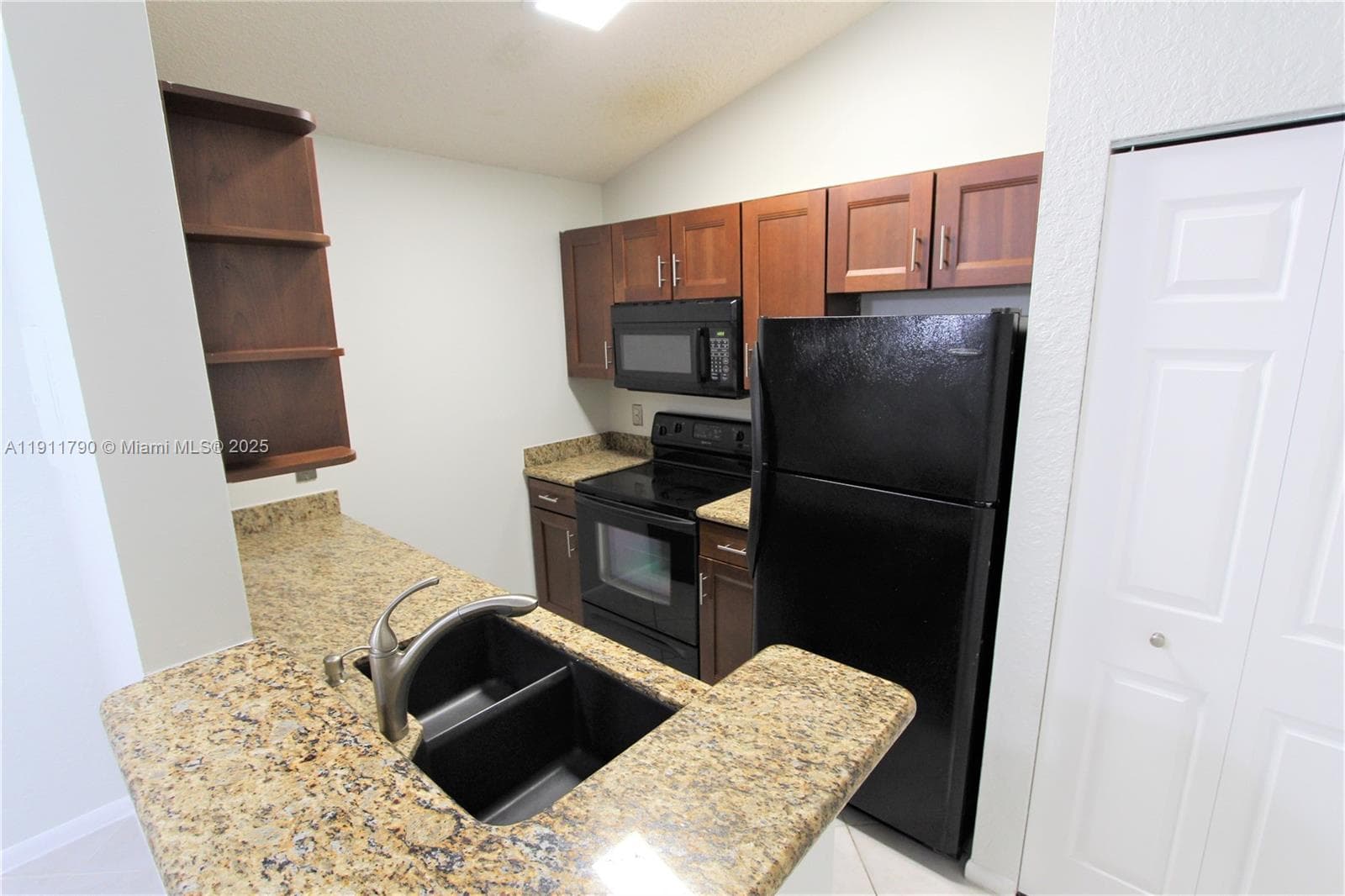 Lakeview Club Condo · #306 in Oakland Park - Photo 5