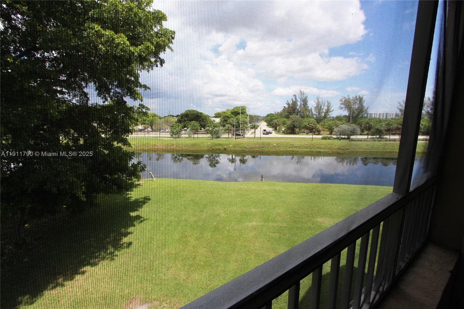 Lakeview Club Condo · #306 in Oakland Park - Photo 10