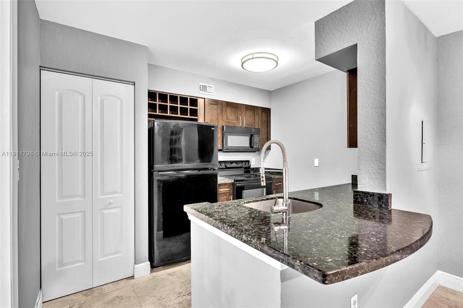 LAKEVIEW CLUB CONDO · #208 in Oakland Park - Photo 4