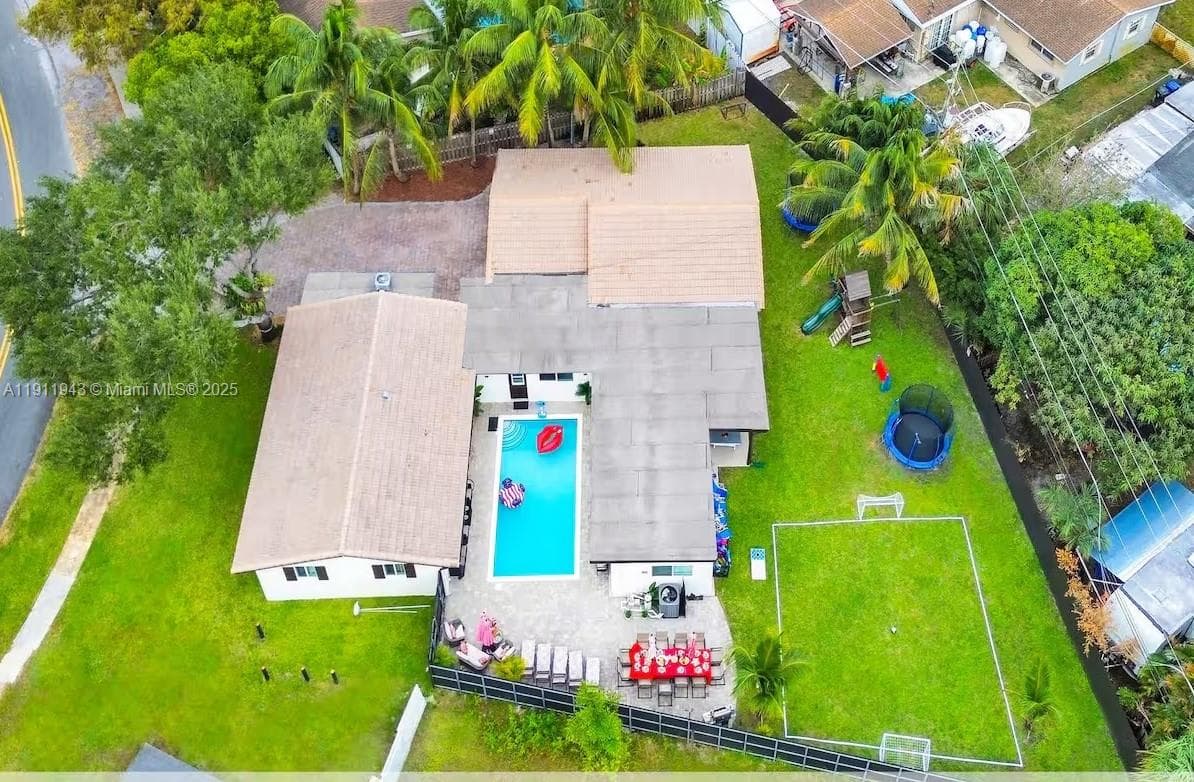 2320 SW 36th Ave photo 3