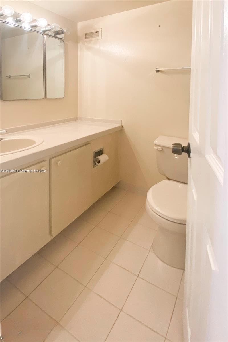 GOLDEN ISLES YACHT CLUB C · #701 in Hallandale Beach - Photo 6