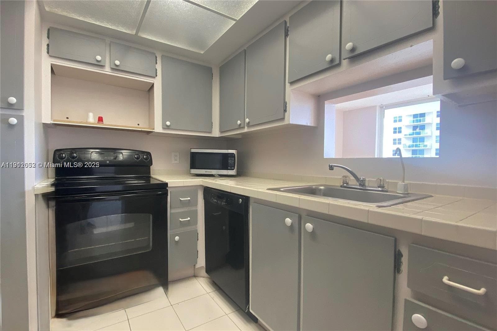 GOLDEN ISLES YACHT CLUB C · #701 in Hallandale Beach - Photo 3