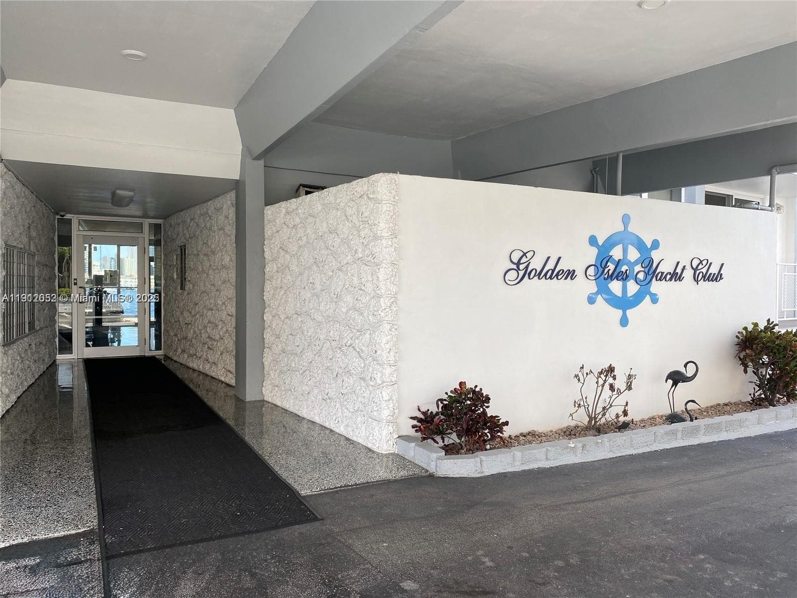 GOLDEN ISLES YACHT CLUB C · #701 in Hallandale Beach - Photo 9