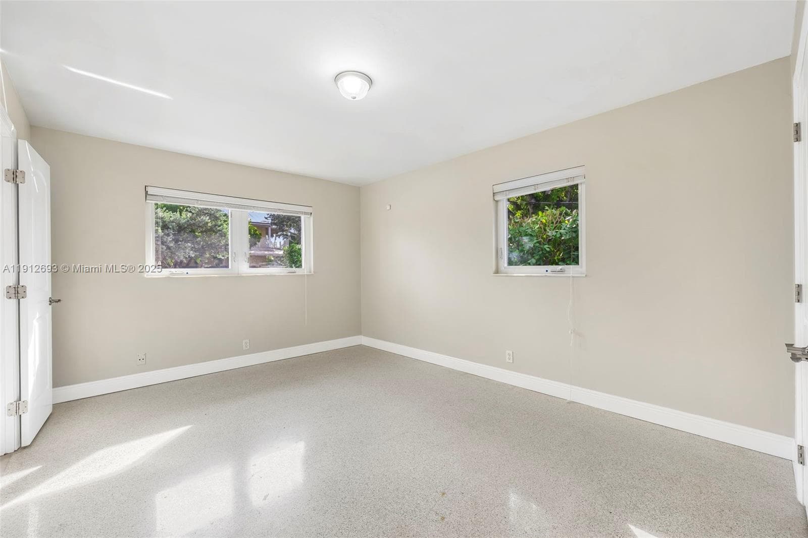 633 Solar Isle Dr photo 23