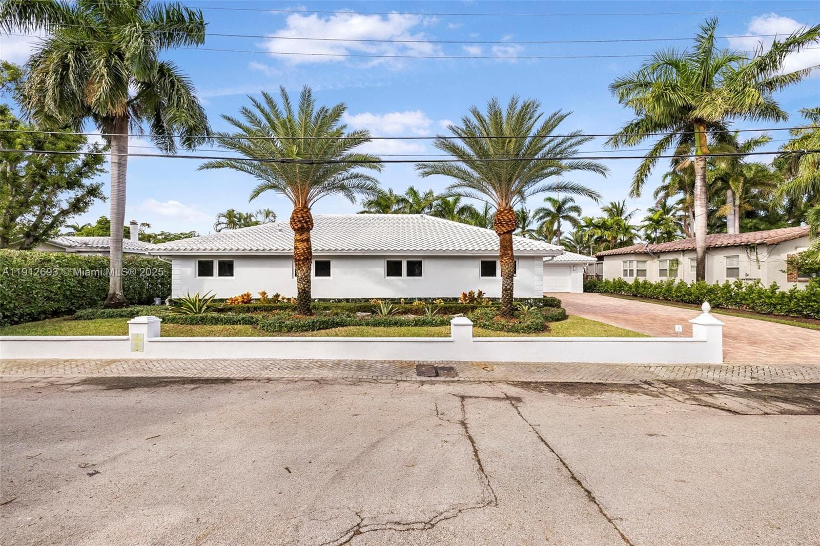 633 Solar Isle Dr photo 2