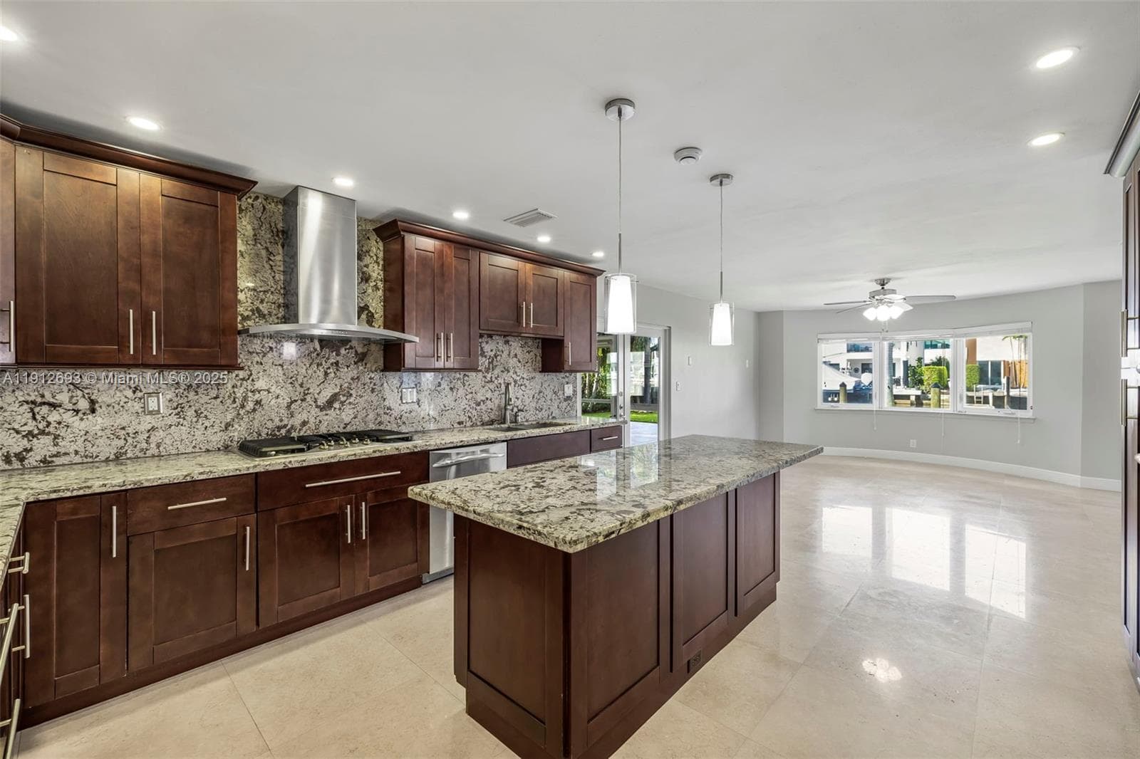 633 Solar Isle Dr photo 6