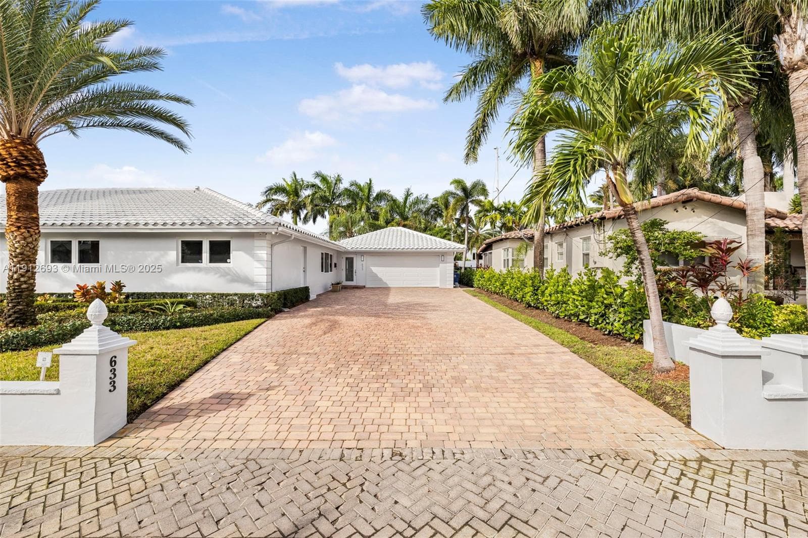 633 Solar Isle Dr photo 1