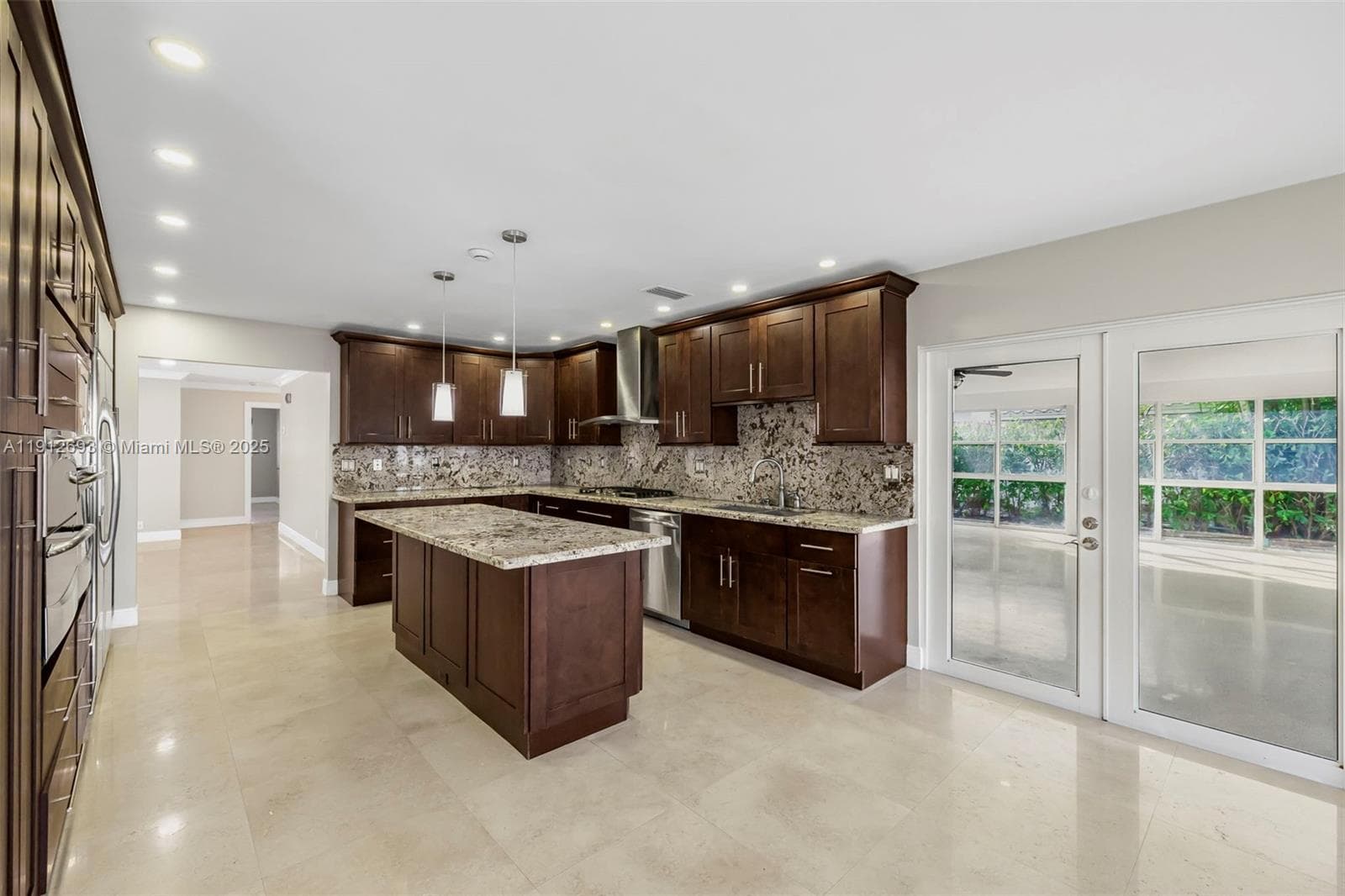 633 Solar Isle Dr photo 5