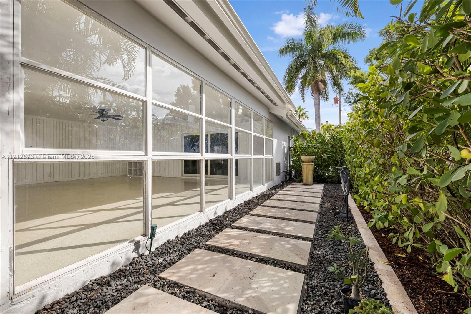633 Solar Isle Dr photo 25