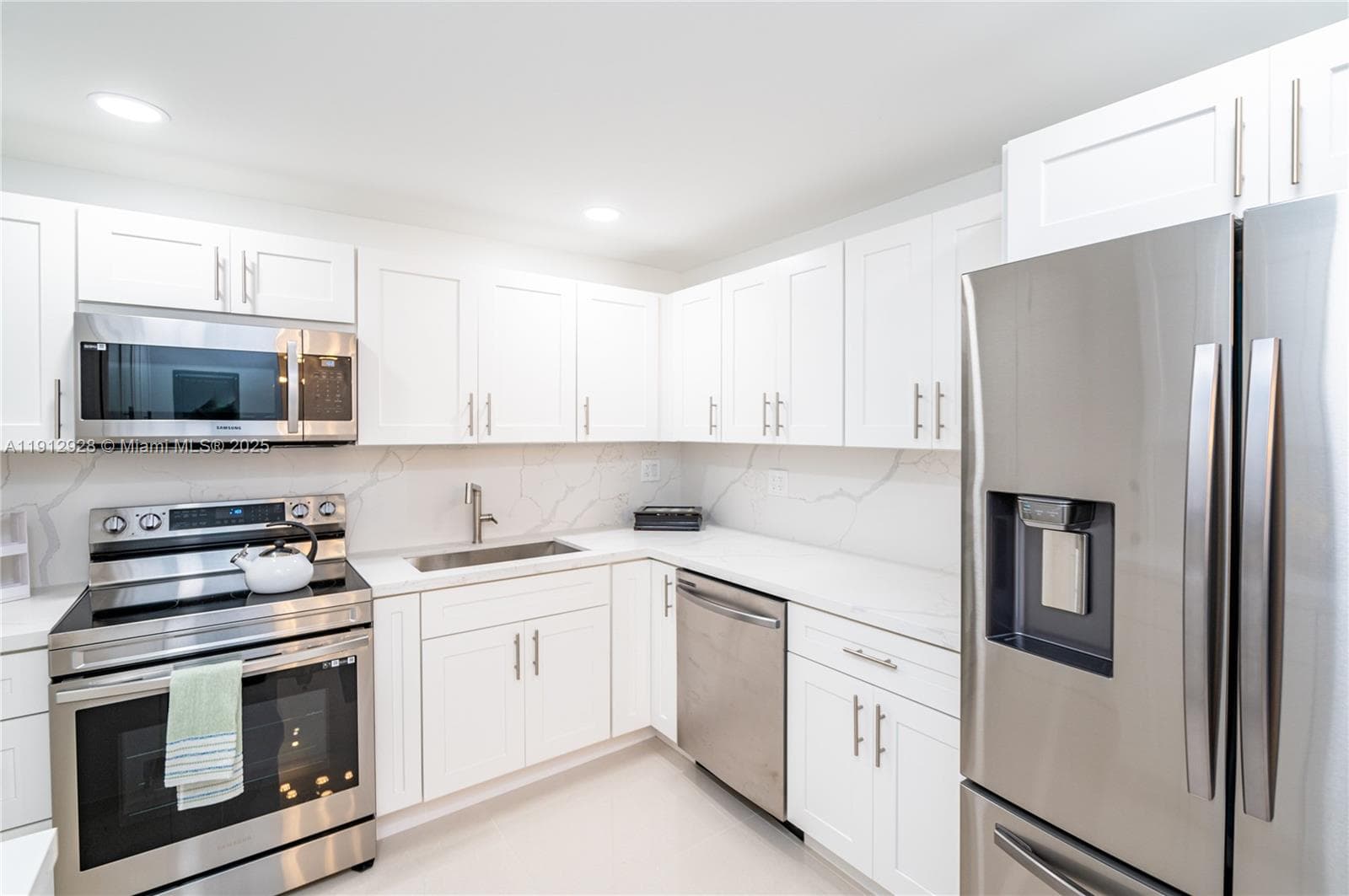 COMMODORE PLAZA · #2014 in Aventura - Photo 7