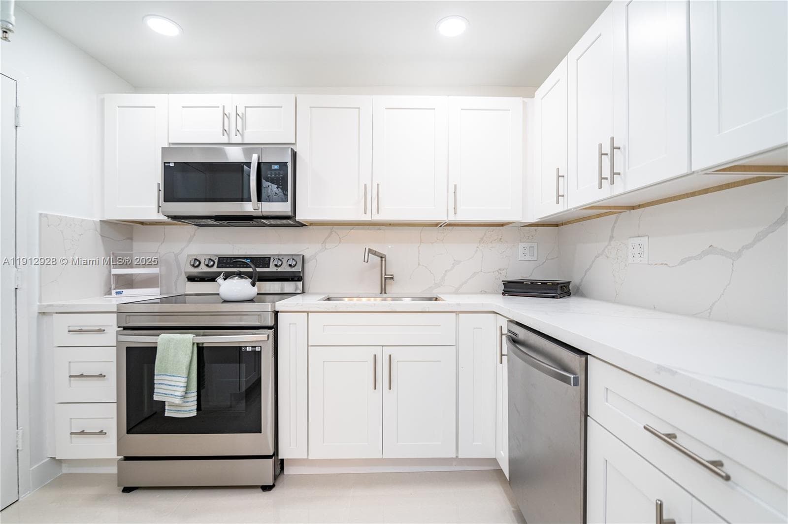 COMMODORE PLAZA · #2014 in Aventura - Photo 10
