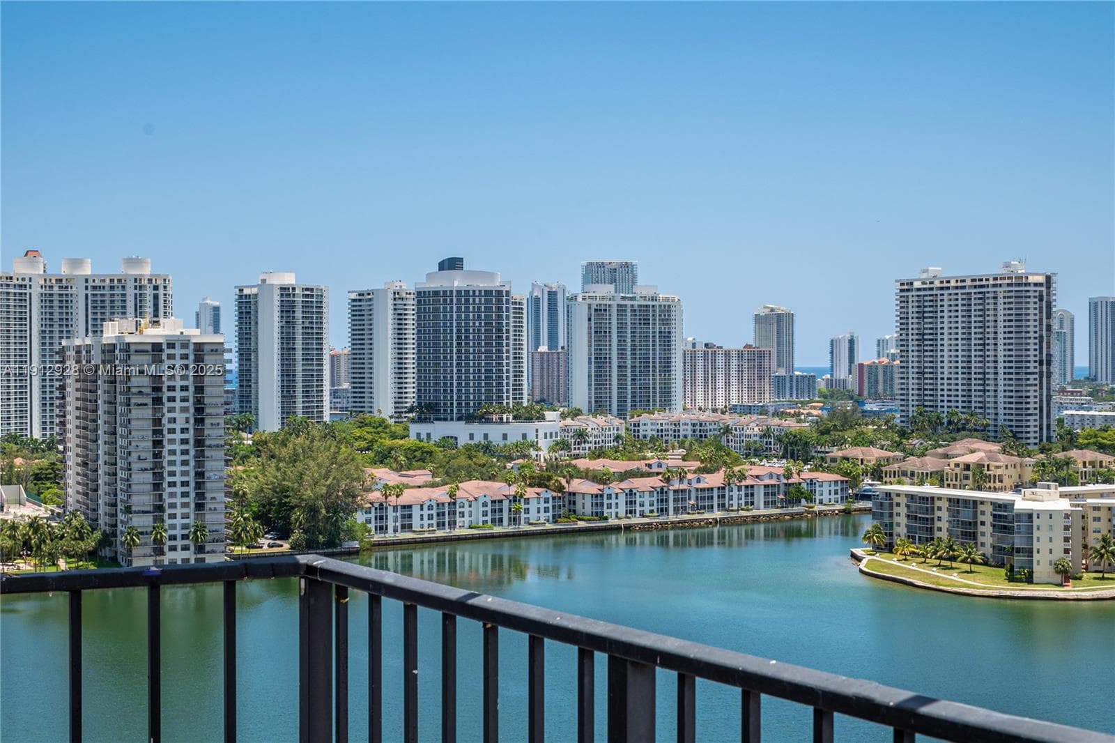 COMMODORE PLAZA · #2014 in Aventura - Photo 14