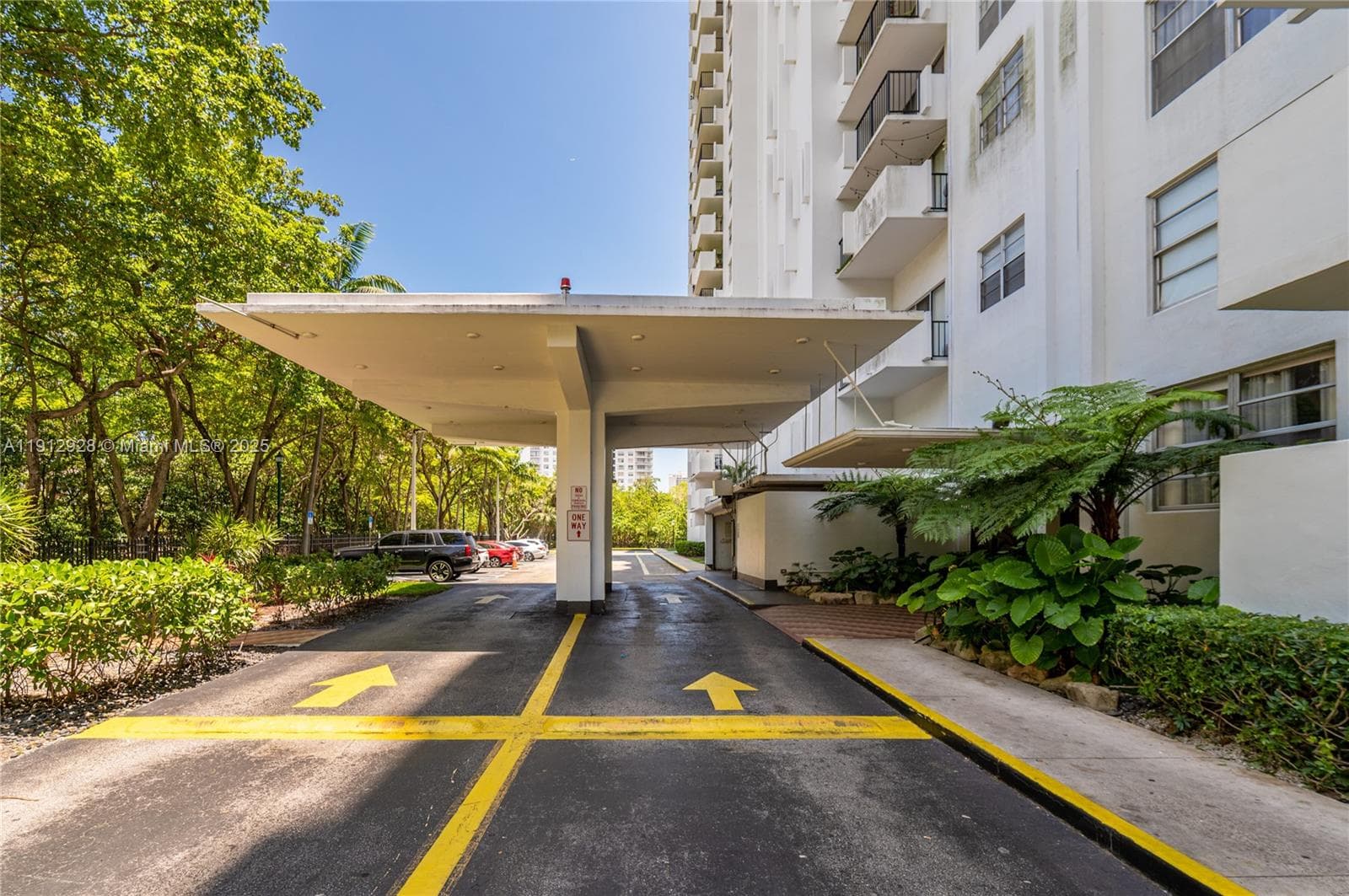 COMMODORE PLAZA · #2014 in Aventura - Photo 35