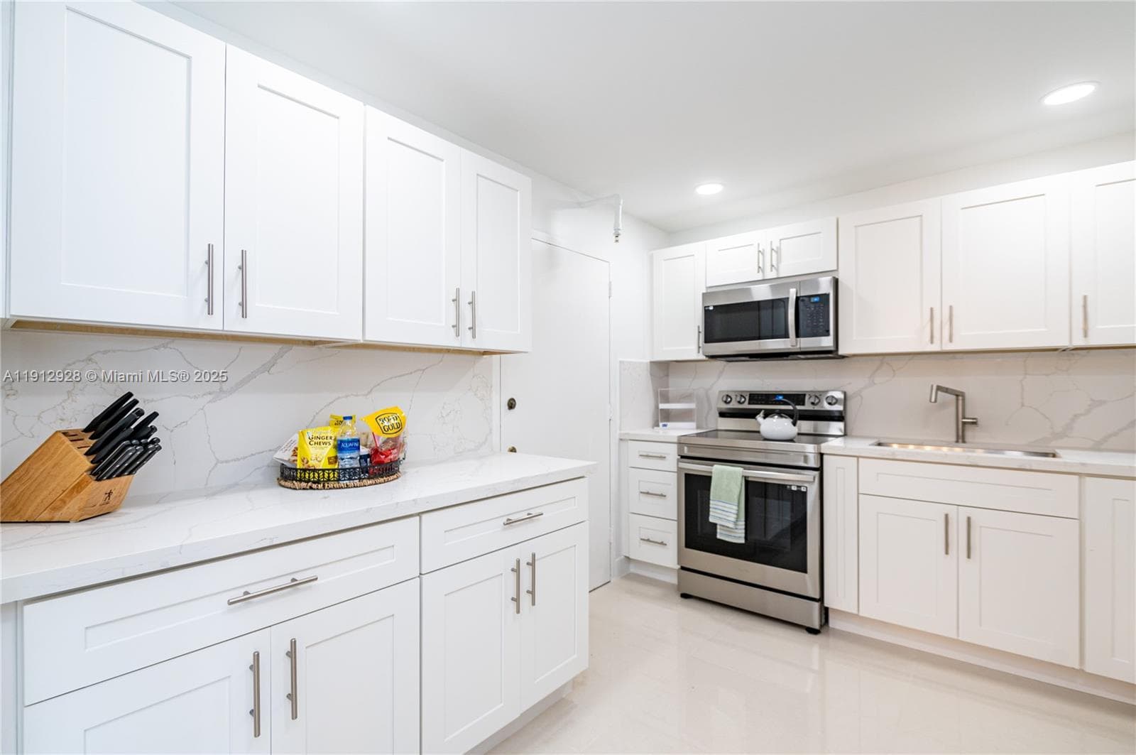 COMMODORE PLAZA · #2014 in Aventura - Photo 8