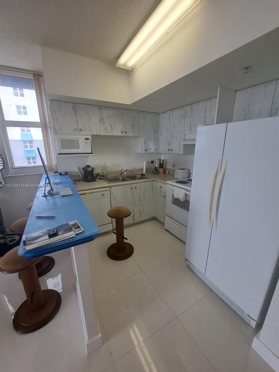 BLUE LAGOON CONDOMINIUM · #602 in Miami - Photo 6