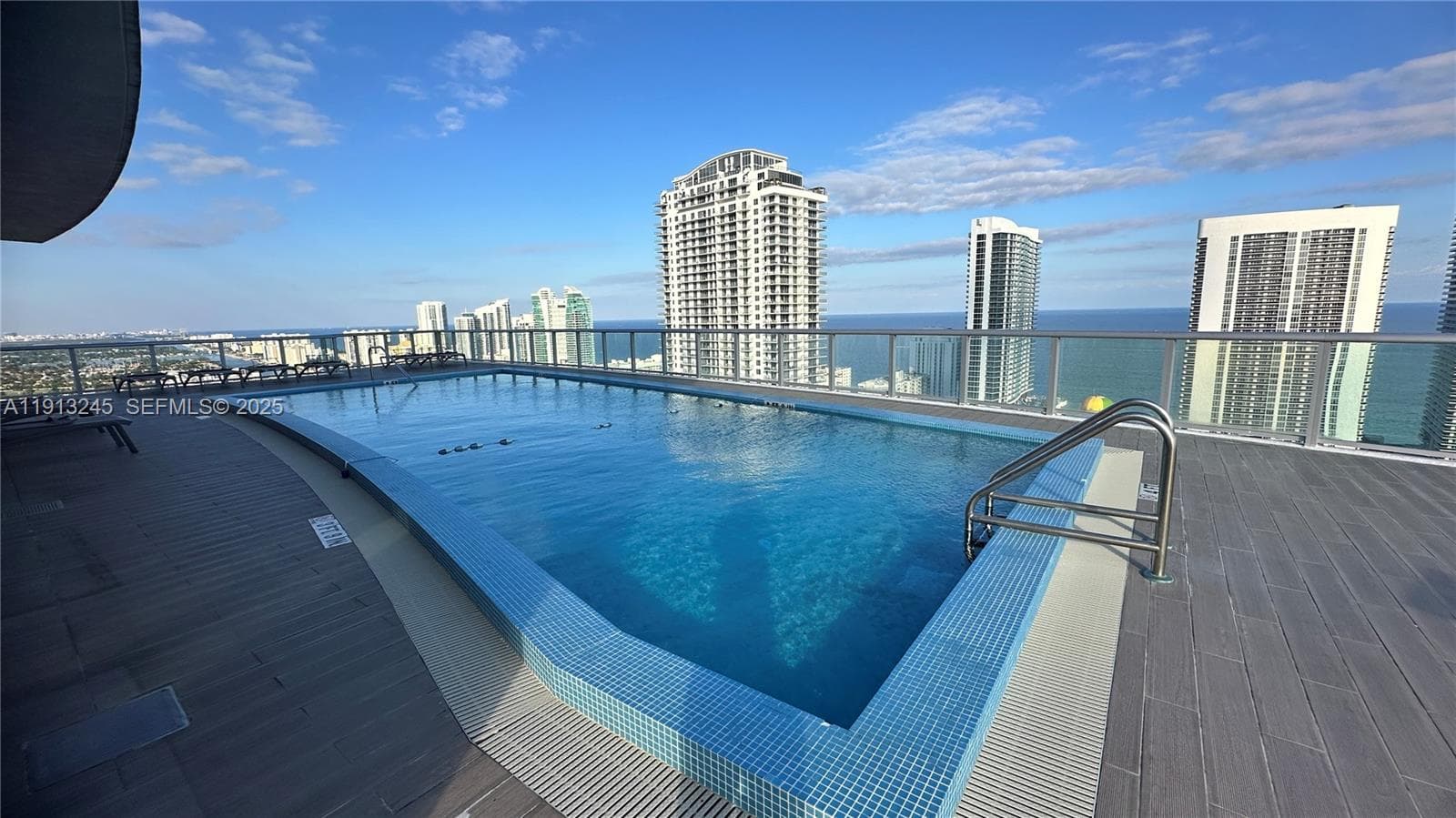 ROOFTOP / OWNERS POOL