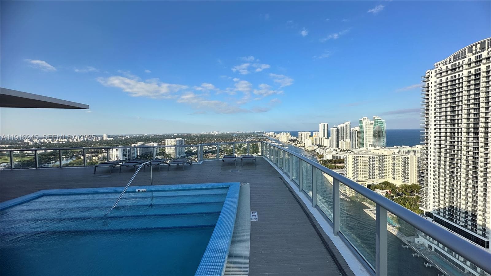 ROOFTOP / OWNERS POOL