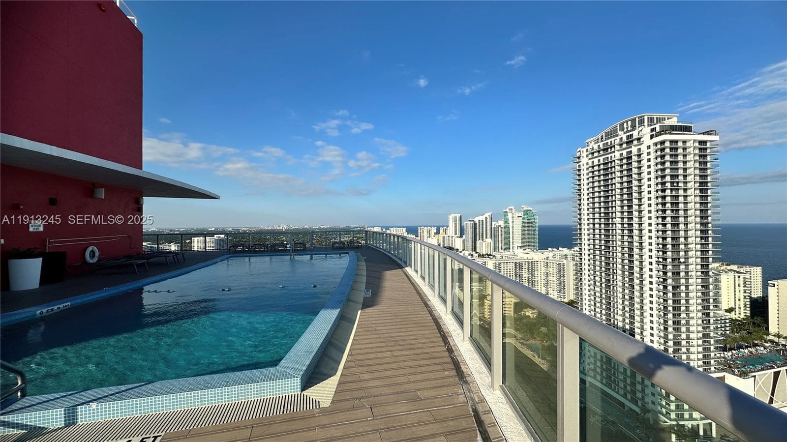 ROOFTOP / OWNERS POOL
