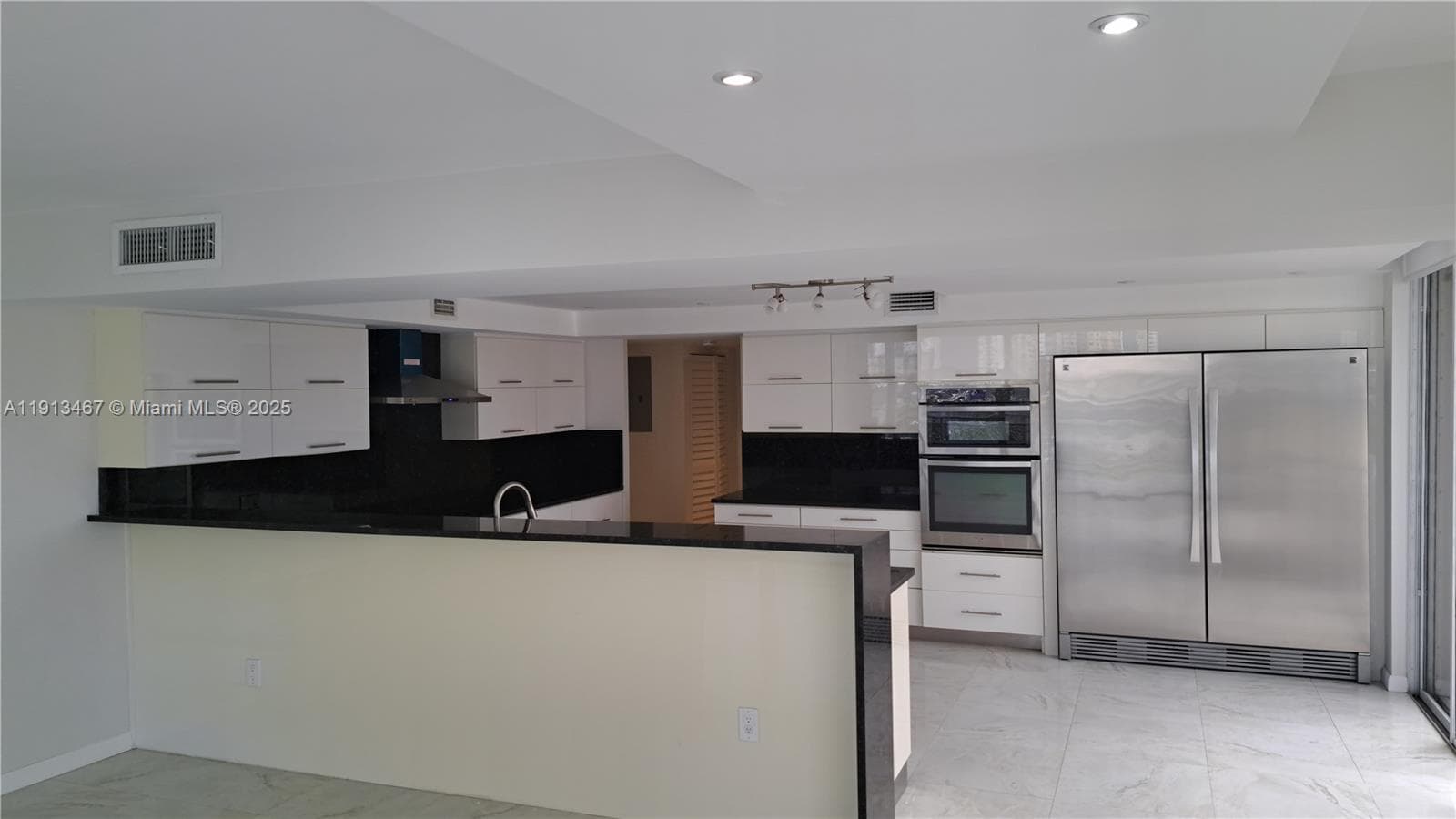 GOLDEN ISLES SEC C · #401 in Hallandale Beach - Photo 11