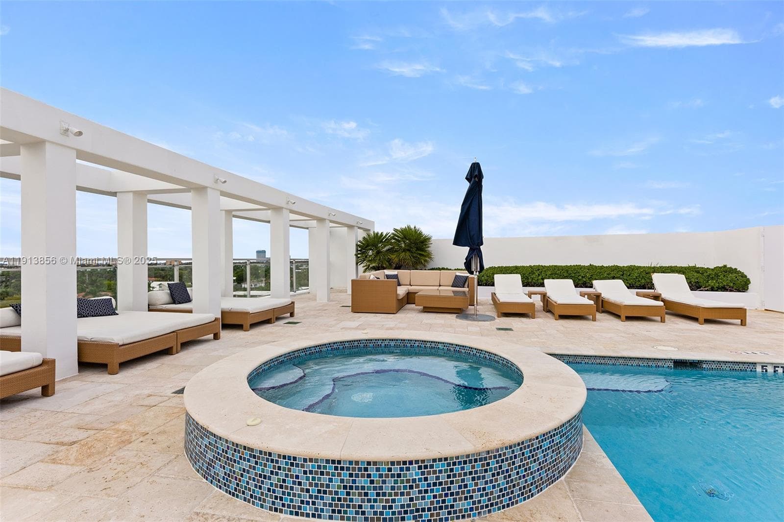 Rooftop pool and jacuzzi with beautiful bayviews