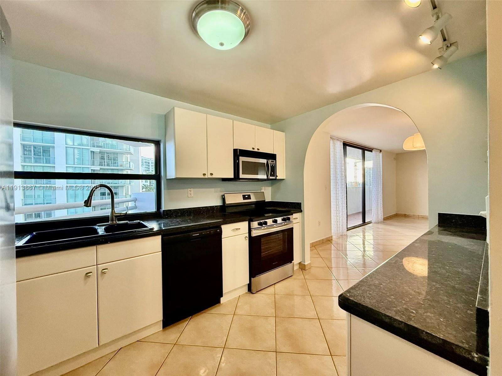BAYVIEW TOWER CONDO · #PH1004 in Miami - Photo 9