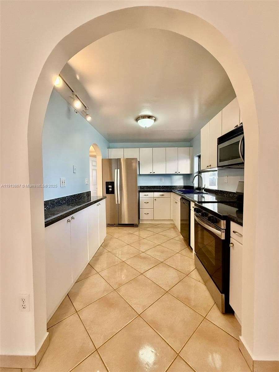 BAYVIEW TOWER CONDO · #PH1004 in Miami - Photo 14